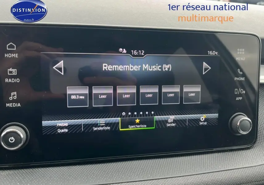 Écran tactile multimédia de la Skoda Fabia blanc, vue intérieure centrée sur la console centrale.