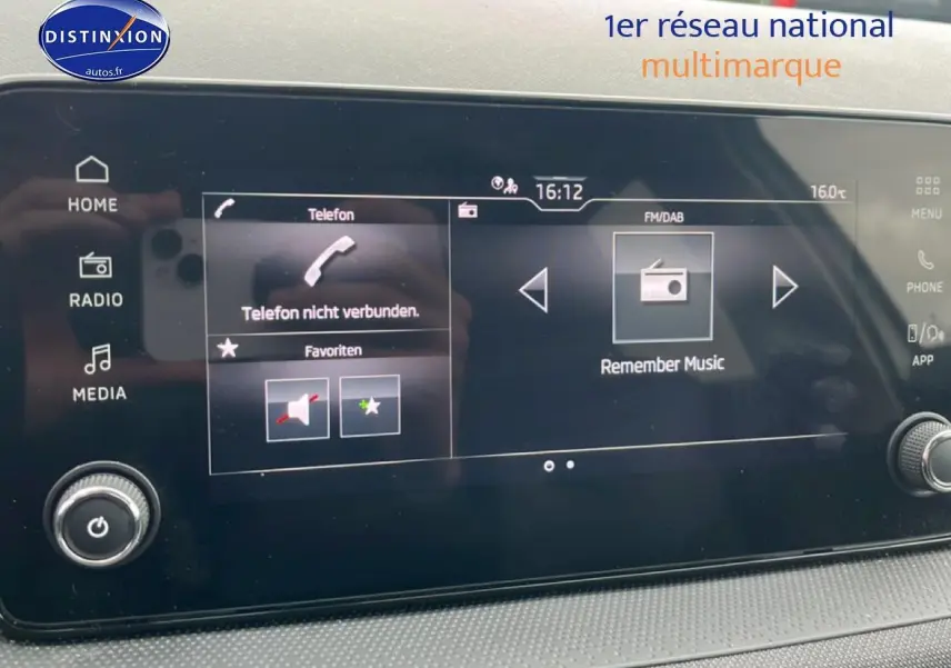 Écran tactile multimédia de la Skoda Fabia 2025 affichant la radio et les options de téléphone.