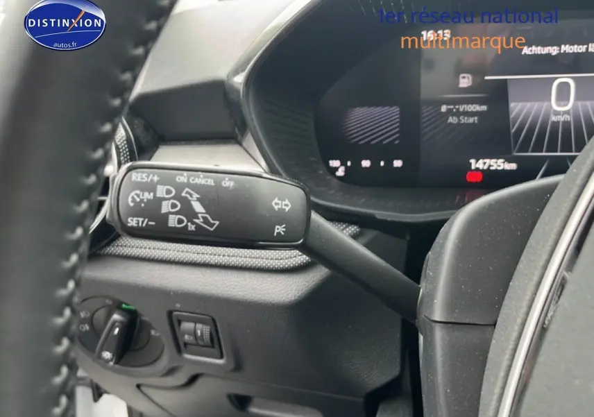 Intérieur de la Skoda Fabia 2025, vue sur le volant cuir et le combiné d'instruments numérique avec commandes au volant.