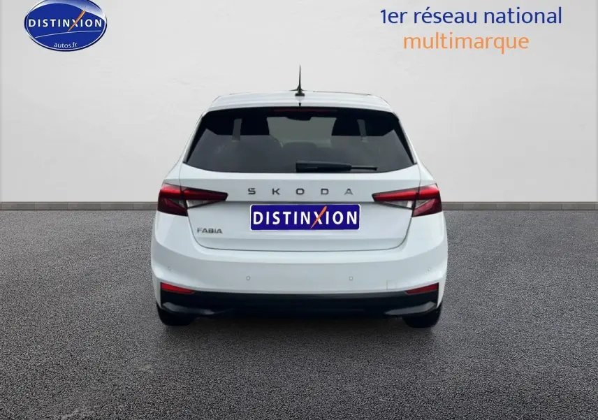 Vue arrière d'une Skoda Fabia blanche 2025 avec feux arrière LED et lunette teintée.