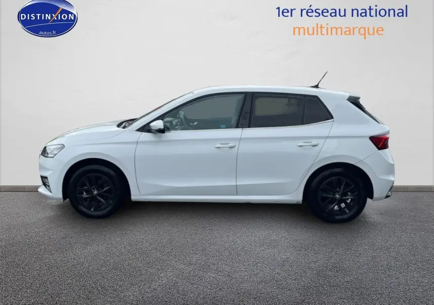 Profil gauche d'une Skoda Fabia blanche 2025 avec jantes noires et vitres arrière teintées sur fond neutre.