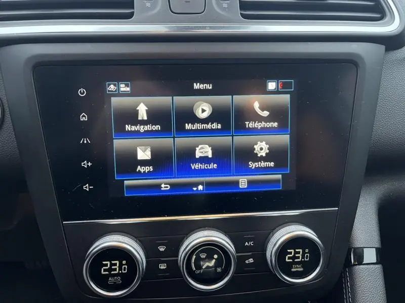 Écran tactile central et commandes de climatisation du Renault Kadjar blanc, vue intérieure du tableau de bord.