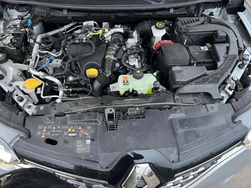 Moteur diesel du Renault Kadjar blanc vu de dessus avec capot ouvert, montrant les composants et réservoirs.