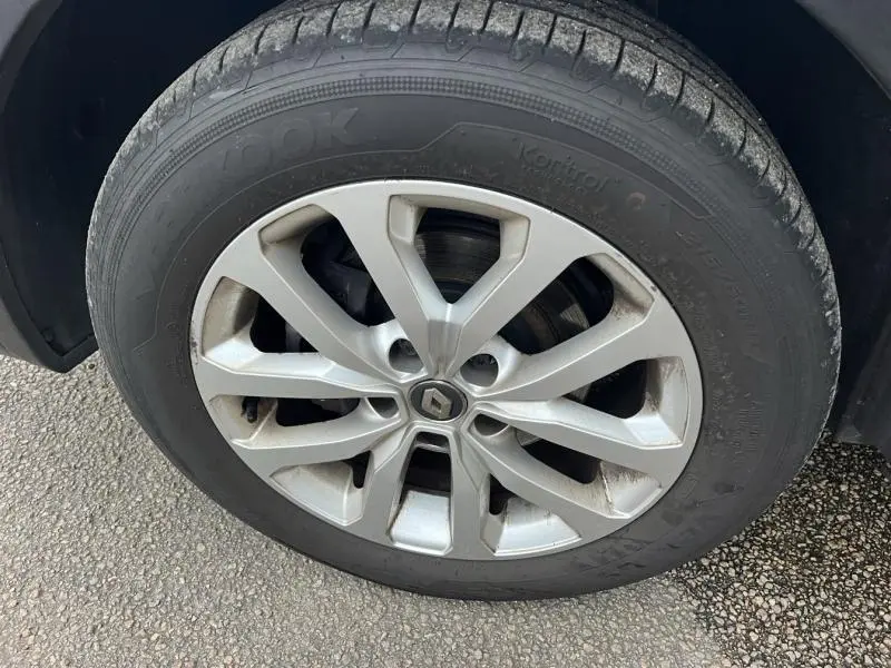 Gros plan sur la jante alliage 17 pouces avec logo Renault du Renault Kadjar blanc Glacier 2022.