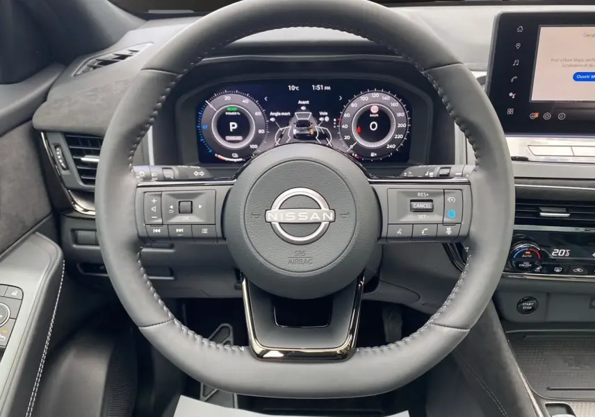 Vue rapprochée du volant cuir gris et du tableau de bord numérique du Nissan Qashqai 1.5 e-POWER N-DESIGN 2025.