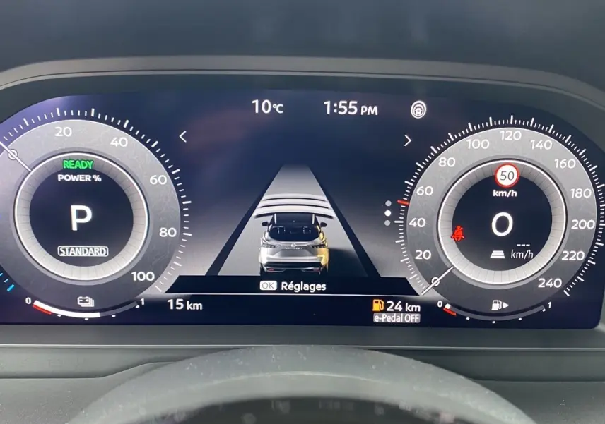 Tableau de bord numérique du Nissan Qashqai 2025 affichant la vitesse, la température et une vue stylisée du véhicule en gris ceramic.