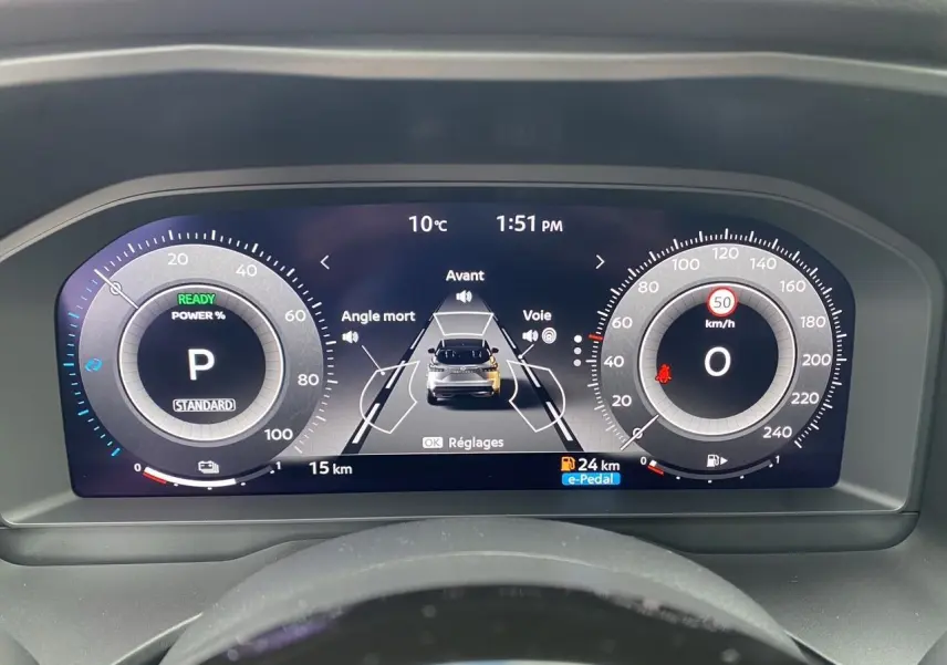 Tableau de bord numérique du Nissan Qashqai 2025, affichage des compteurs et aides à la conduite en vue frontale.