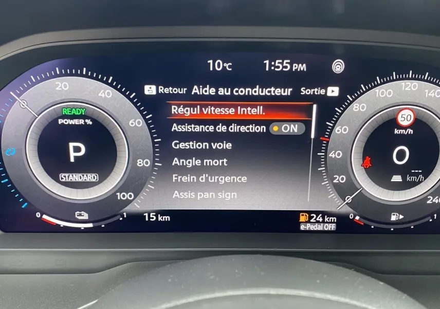Tableau de bord numérique du Nissan Qashqai 2025 affichant l'aide au conducteur et la vitesse à 0 km/h.