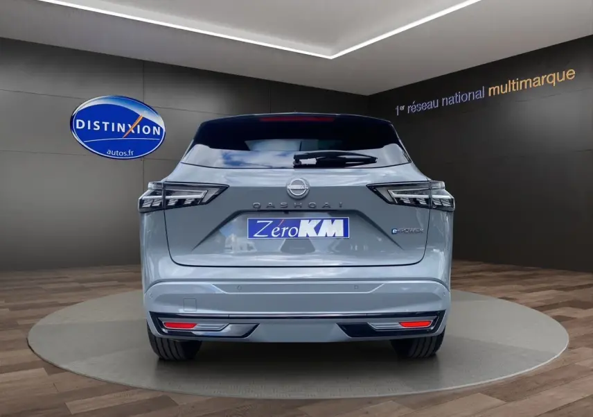 Vue arrière du Nissan Qashqai 1.5 e-POWER 190 BVA N-DESIGN en gris ceramic avec toit noir dans un showroom.