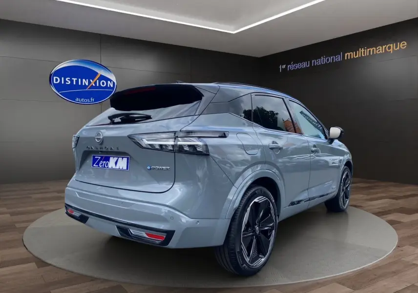 Vue 3/4 arrière droite du Nissan Qashqai 1.5 e-POWER gris ceramic avec toit noir et jantes noires biton.