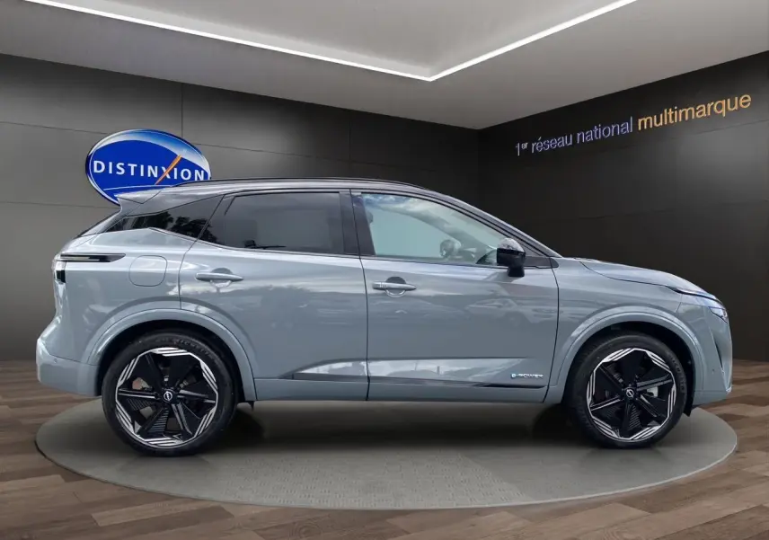 Vue latérale droite du Nissan Qashqai 2025 gris céramic avec toit noir et jantes noires distinctives.