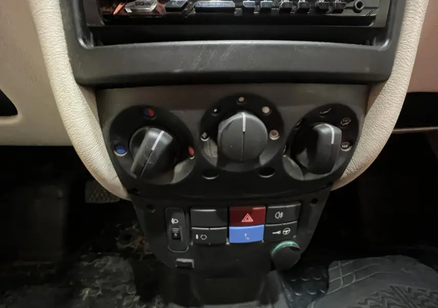 Tableau de bord central du Citroën E-MEHARI cabriolet bleu clair 2016, avec commandes de climatisation et boutons colorés.