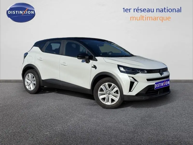 Renault Captur 2025 blanc et toit noir, vue 3/4 avant droit, avec calandre moderne et jantes argentées.