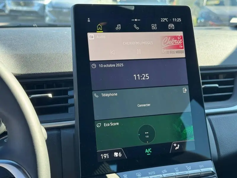 Écran tactile central du tableau de bord du Renault Captur noir 2025, affichant radio et téléphone, vue de face rapprochée.