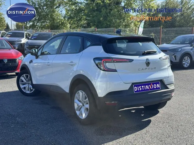 Vue 3/4 arrière droite d'un Renault Captur 2025 noir avec toit noir et logo Captur visible sur le hayon.
