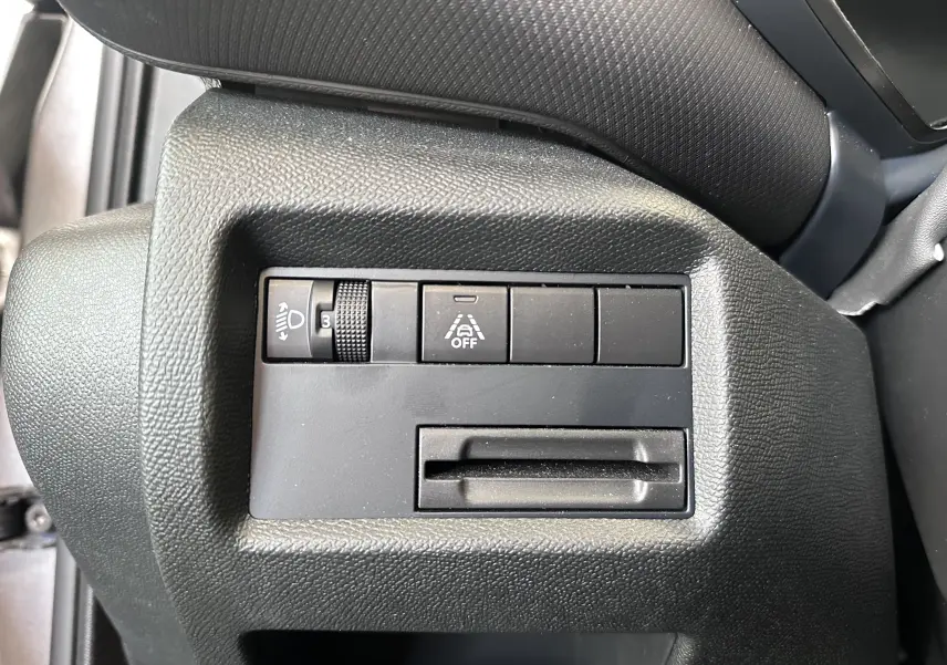 Gros plan sur les commandes noires du tableau de bord côté gauche du Citroën C5 Aircross gris Artense 2024.