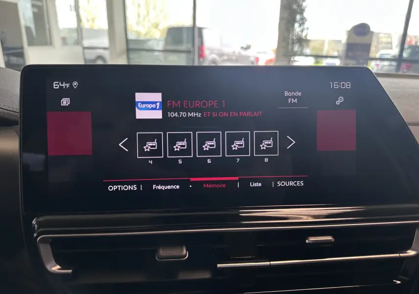 Écran tactile central du Citroën C5 Aircross 2024 affichant la radio FM Europe 1, vue intérieure frontale.