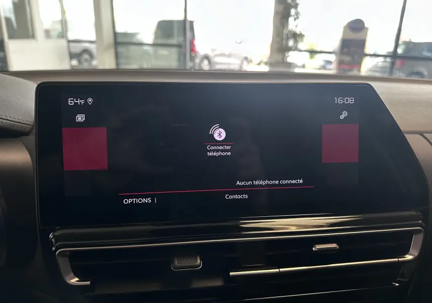 Écran tactile central du tableau de bord du Citroën C5 Aircross 2024 affichant la connexion Bluetooth, intérieur noir.