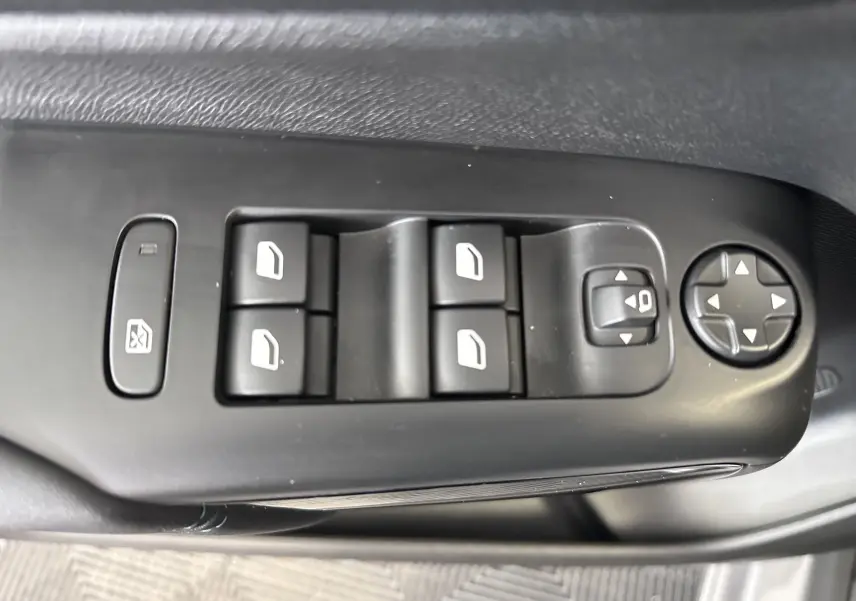 Gros plan sur les commandes de lève-vitres et réglage des rétroviseurs côté gauche du Citroën C5 Aircross 2024.