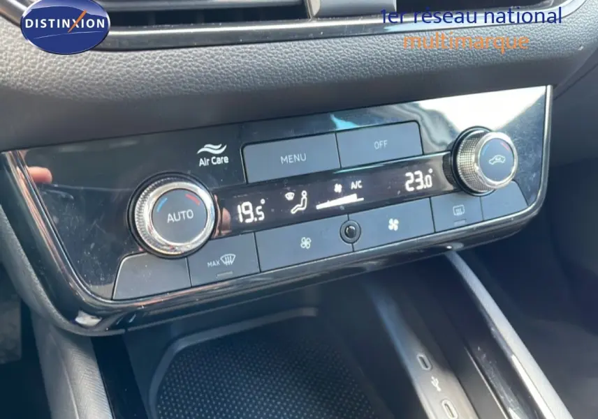 Détail de la console centrale avec commandes de climatisation digitale et finition noire brillante dans une Skoda Scala blanc glacier.