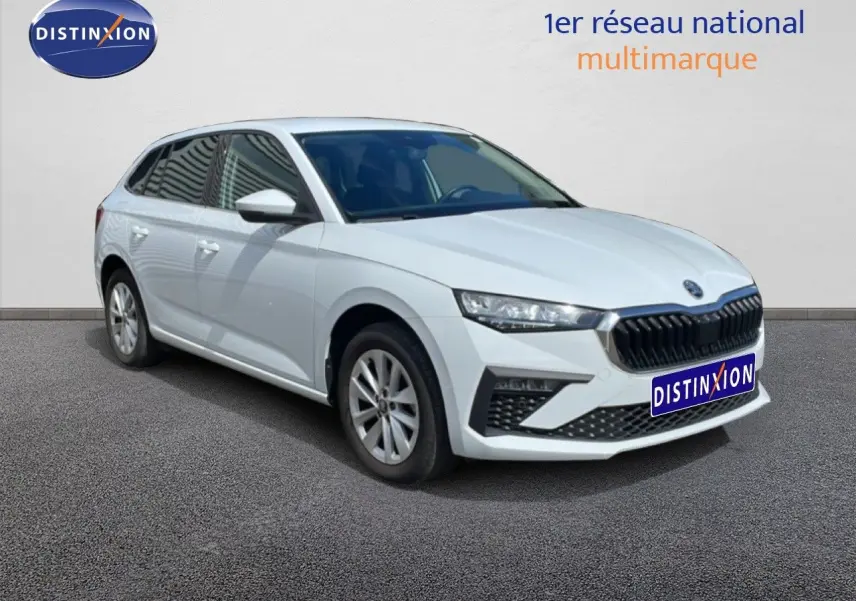 Vue 3/4 avant droit d'une Skoda Scala blanche glacier avec calandre noire et jantes alliage 16 pouces.