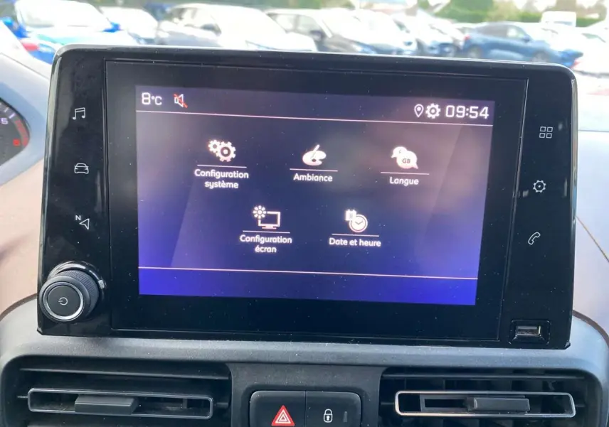 Écran tactile central du Peugeot Rifter GT 2023 affichant les réglages système, ambiance et langue.