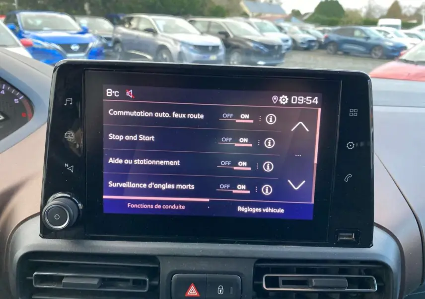Écran tactile central du Peugeot Rifter GT 2023 montrant les réglages d'aide à la conduite activés.