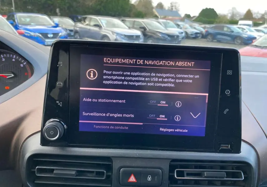 Écran central du Peugeot Rifter GT 2023 montrant l'activation de l'aide au stationnement et surveillance d'angles morts.