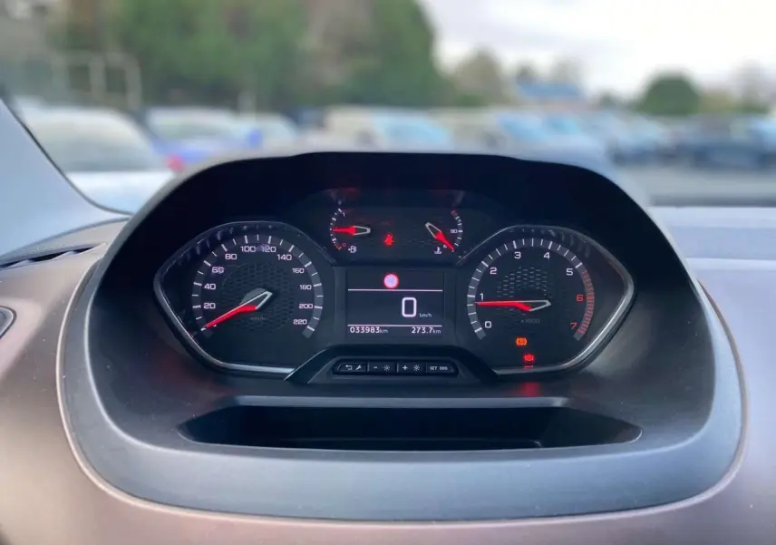 Tableau de bord du Peugeot Rifter GT 2023 avec affichage digital et compteurs analogiques en vue frontale.