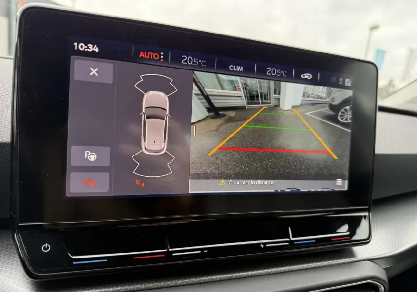 Écran tactile intérieur du SEAT Leon 2022 affichant la caméra de recul et l'aide au stationnement.