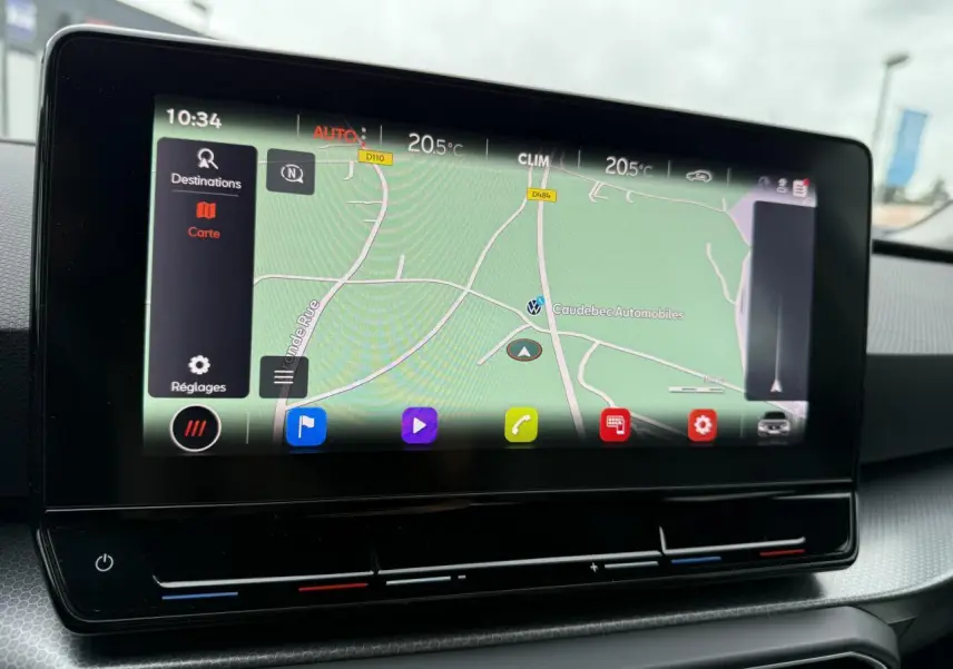 Écran tactile central du système de navigation du SEAT LEON 2022 affichant une carte et les réglages climatiques.