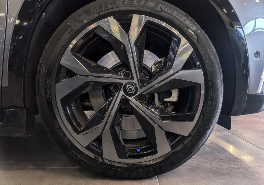 Gros plan sur la jante avant droite biton noir et gris du Renault Austral E-Tech hybrid 200 Iconic esprit Alpine 2023.