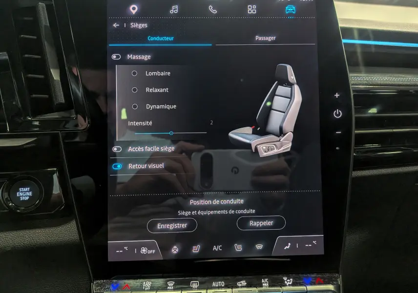 Écran tactile intérieur du Renault Austral E-Tech 2023 montrant les réglages de massage du siège conducteur.