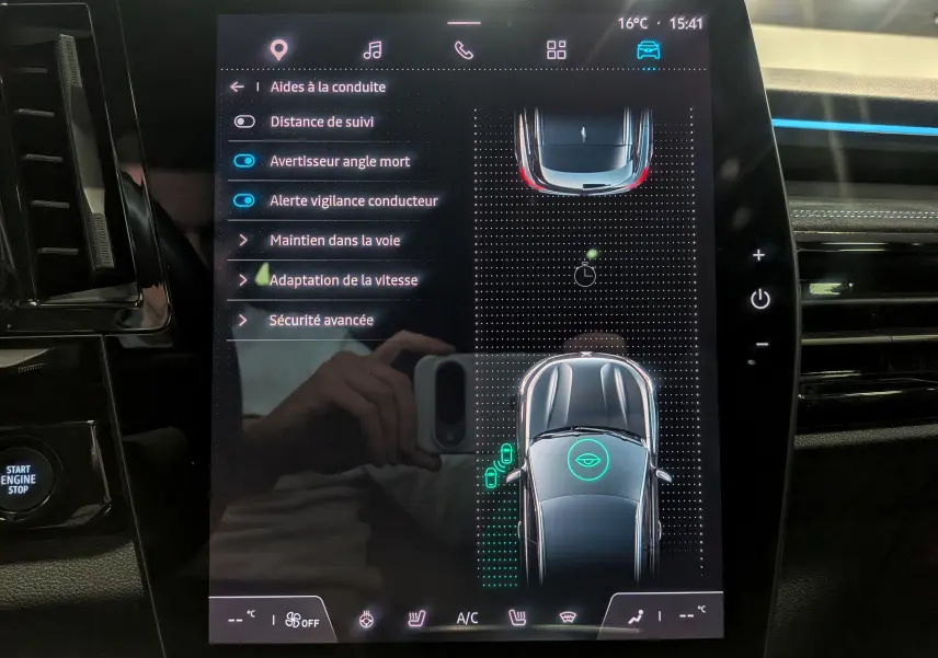 Écran tactile intérieur du Renault Austral E-Tech hybride 2023 affichant les aides à la conduite et la vue du véhicule en gris schiste.