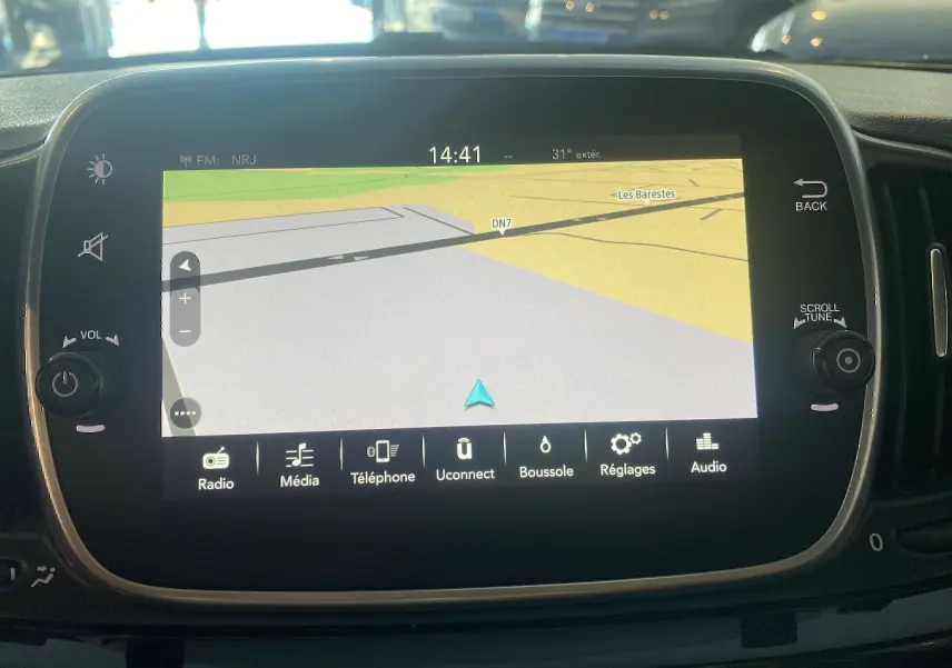 Écran tactile GPS allumé dans l'habitacle d'une Abarth 595 noire, vue en gros plan du tableau de bord.