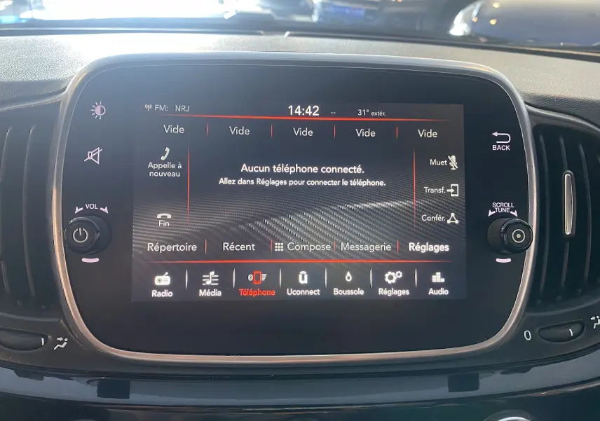 Écran tactile central du tableau de bord de l'Abarth 595 noir, affichant le menu téléphone sans connexion active.