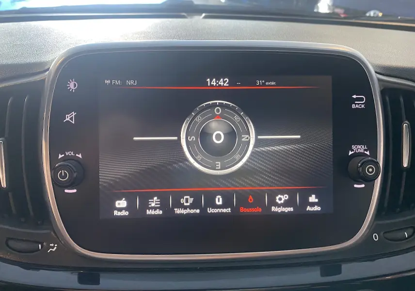 Écran tactile central du tableau de bord de l'Abarth 595 noir, affichant une boussole numérique et des options multimédia.