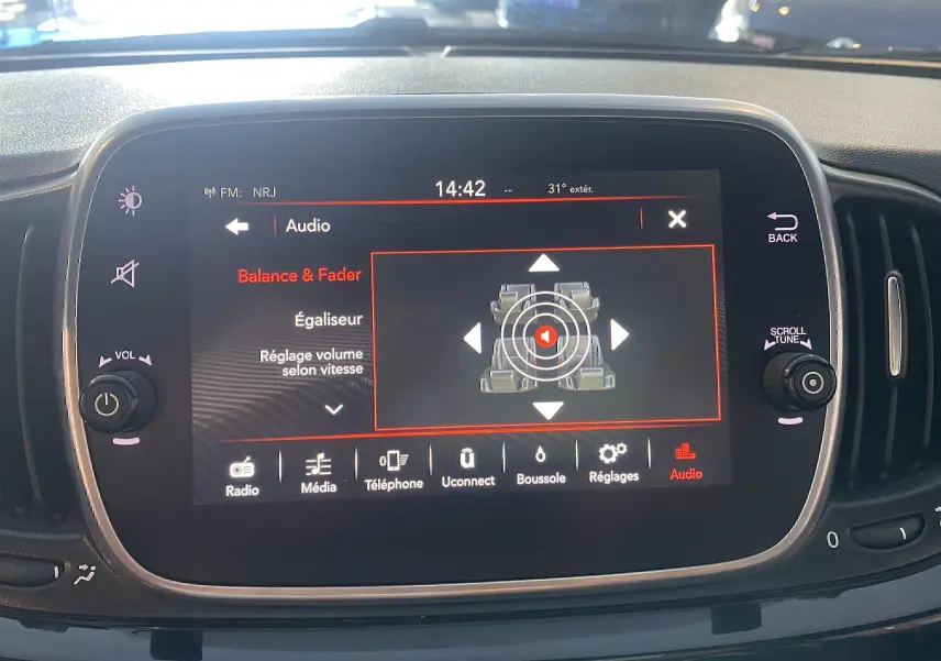 Écran tactile central de l'Abarth 595 noir montrant les réglages audio avec balance et fader visibles.