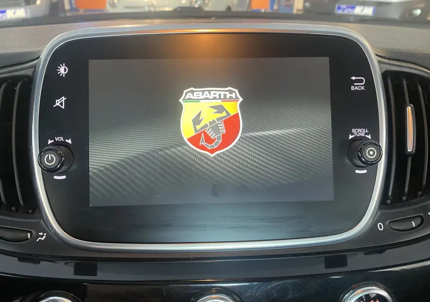 Écran tactile central affichant le logo Abarth dans l'habitacle noir du véhicule ABARTH 595 2018.