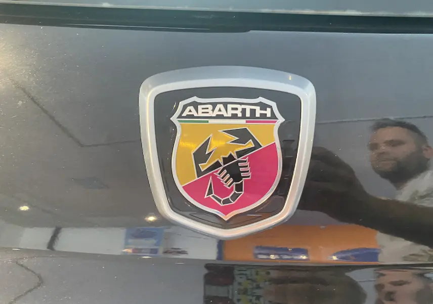 Gros plan sur le logo Abarth sur la calandre noire brillante d'une ABARTH 595 2018.