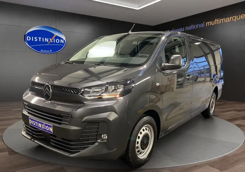 Vue 3/4 avant du Citroën Jumpy Fourgon gris platinium avec calandre noire et jantes acier simples.