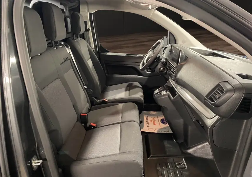 Intérieur du Citroën Jumpy Fourgon 2024 en gris platinium, vue côté gauche sur les sièges avant et tableau de bord.