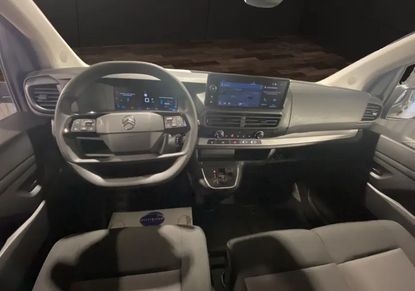 Vue intérieure avant du Citroën Jumpy Fourgon 2024, tableau de bord moderne avec écran tactile et volant multifonction.
