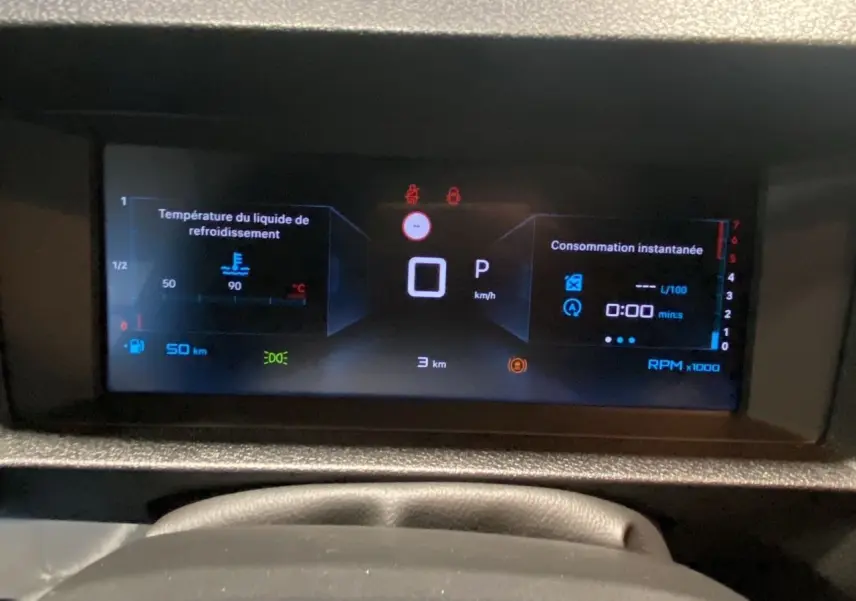 Combiné numérique 10'' du Citroën Jumpy Fourgon gris platinium, affichant température liquide et consommation instantanée.
