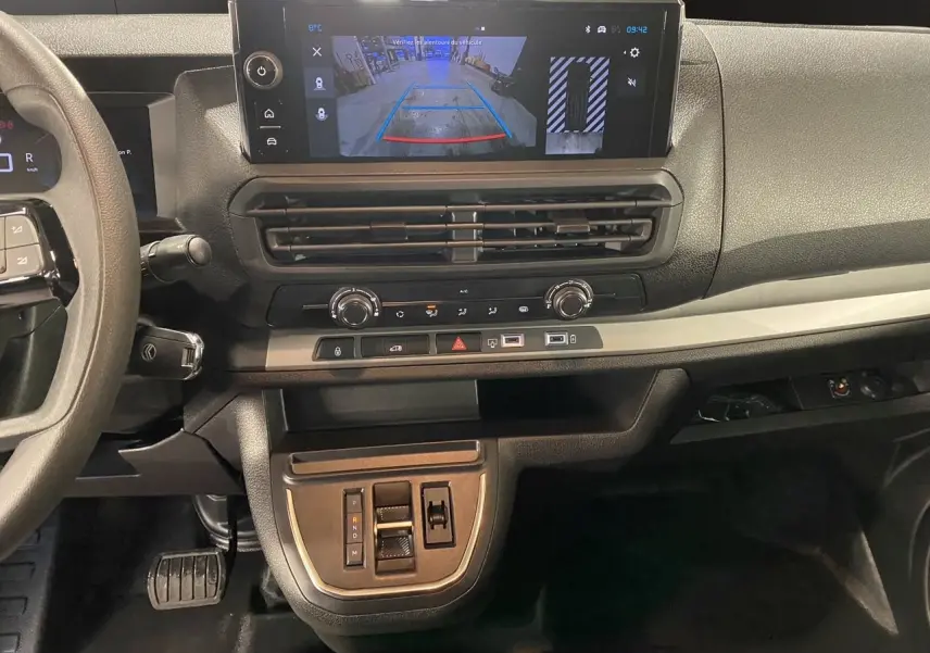 Vue intérieure du tableau de bord du Citroën Jumpy Fourgon 2024, écran tactile affichant la caméra de recul.