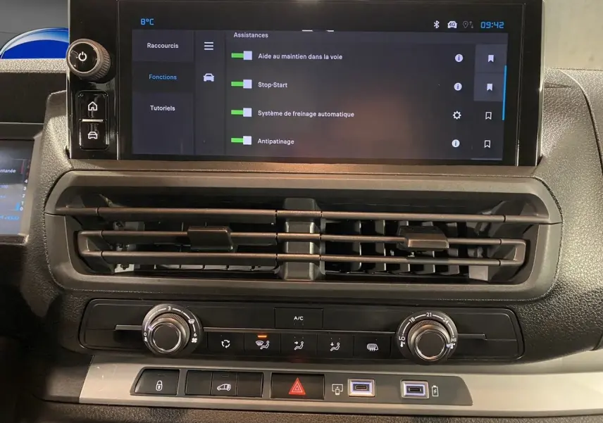 Tableau de bord du Citroën Jumpy Fourgon 2024 avec écran tactile 10'' et commandes climatisation manuelle visibles.