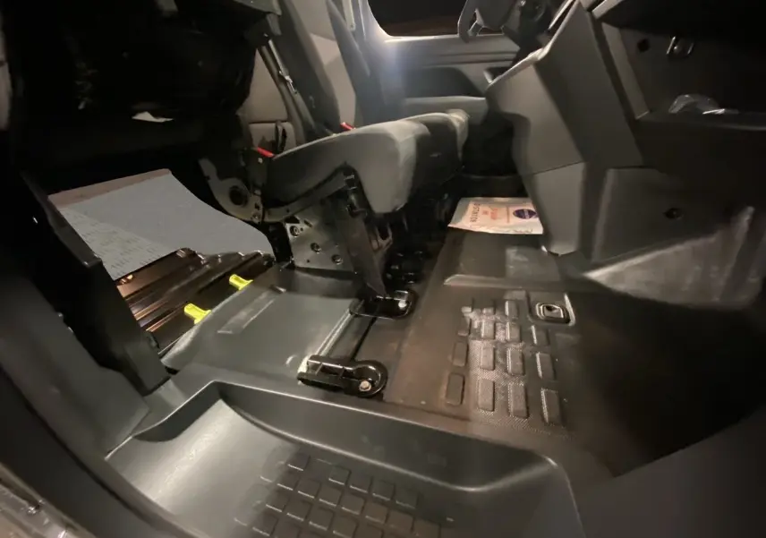Vue intérieure côté passager du Citroën Jumpy Fourgon 2024, montrant le plancher et la banquette modulable en tissu noir-gris.