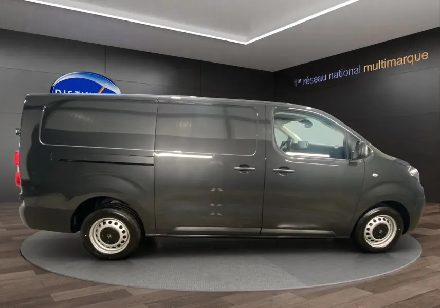 Profil droit du Citroën Jumpy Fourgon gris platinium 2024, fourgon utilitaire avec portes coulissantes et jantes acier.