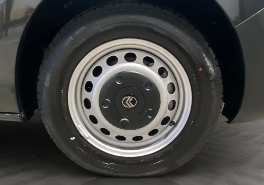 Gros plan sur la roue acier grise avec logo Citroën au centre du fourgon gris platinium Citroën Jumpy 2024.
