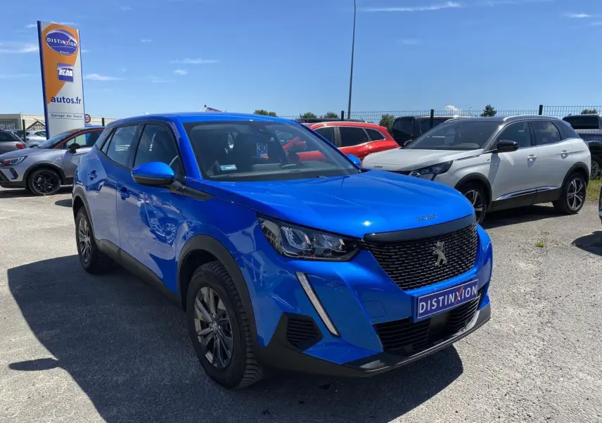 Peugeot 2008 bleu Vertigo vue 3/4 avant droit, avec calandre noire et phares LED distinctifs.